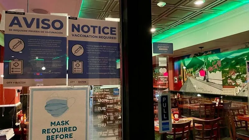 Algunos restaurantes de Boston no están pidiendo prueba de vacunación a sus clientes