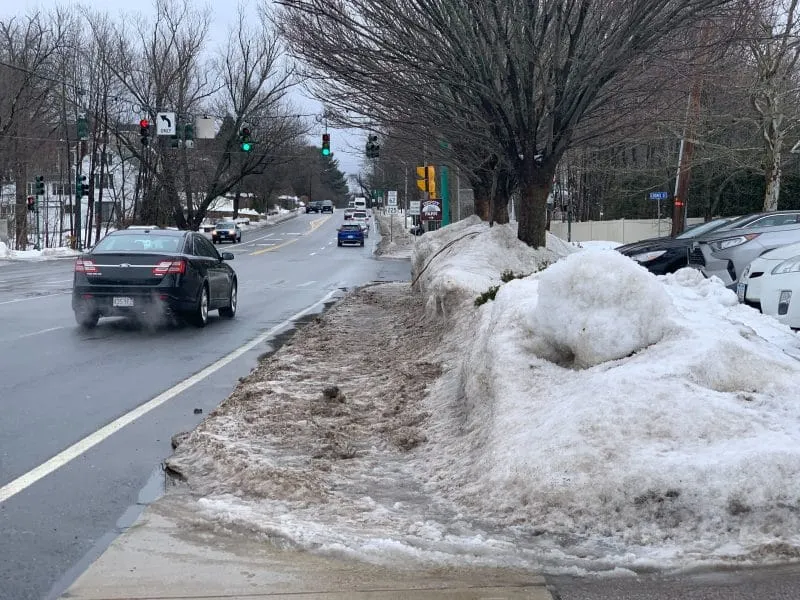 Denuncian que las calles de Boston siguen sin estar limpias 10 días después de la tormenta invernal