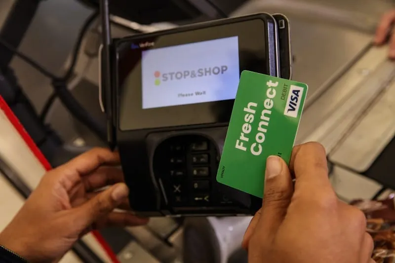 Pacientes latinos de hospitales reciben tarjeta “Fresh Connect” para comprar alimentos en Stop&Shop