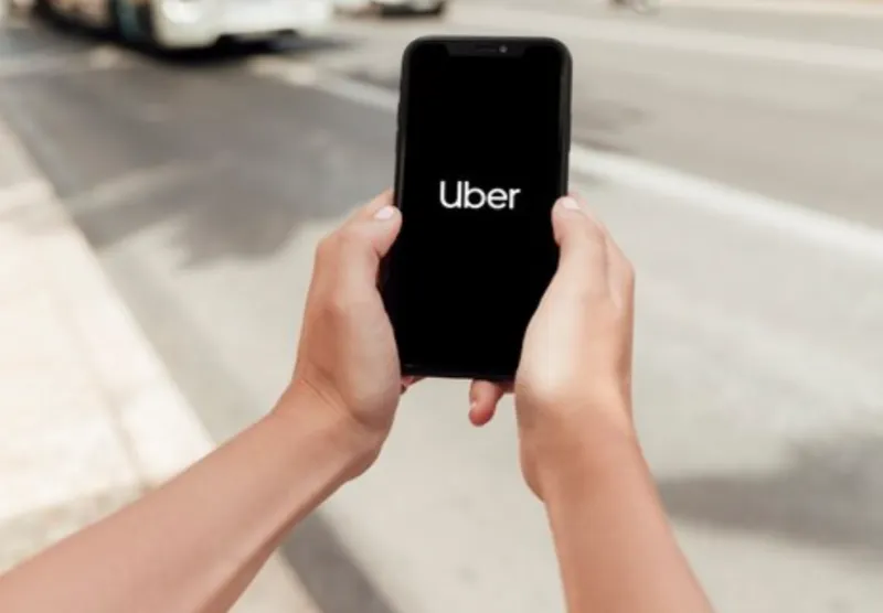 A partir de hoy puedes pedir un UBER a través de un número telefónico y los adolescentes pueden viajar solos