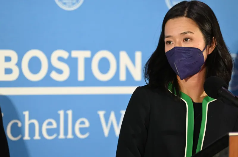 Wu acuerda con sindicato de maestros flexibilizar el mandato de vacunación