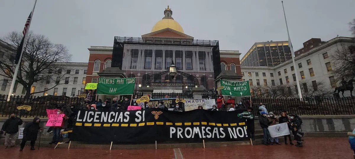 Manifestantes exigen al senado de Massachusetts aprobar licencias de conducir para indocumentados