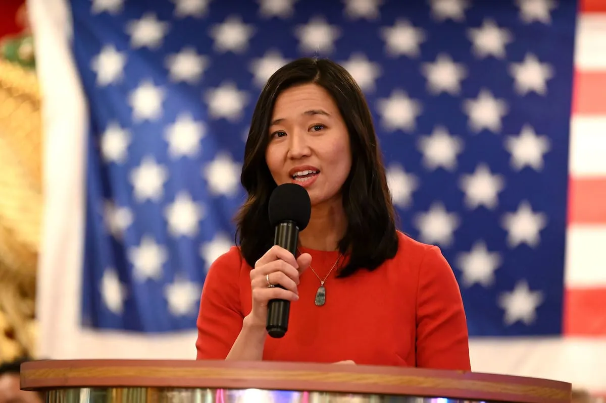 La alcaldesa Michelle Wu en el banquete del Año Nuevo Lunar de la Asociación Empresarial de Chinatown.