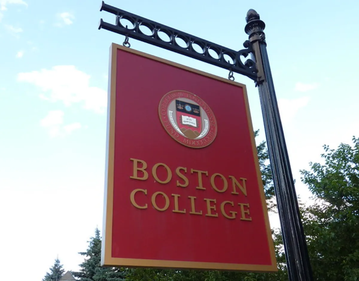 Estudiante de Boston College agredida mientras caminaba fuera del campus