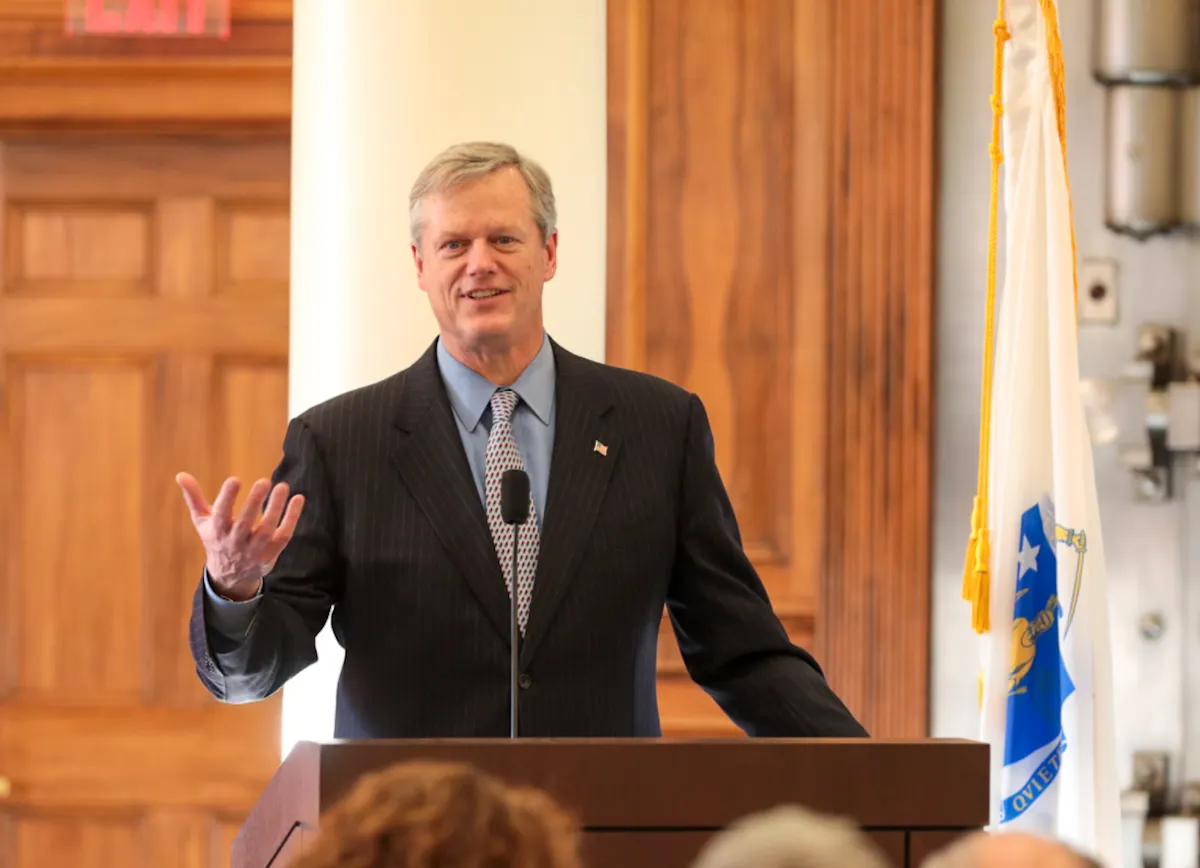 Baker propone eliminar impuesto a la gasolina