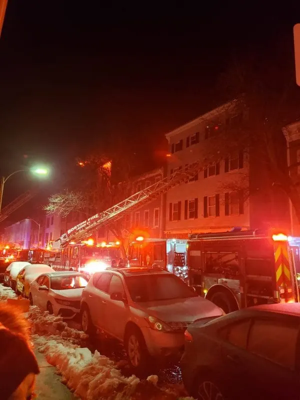 Familias hispanas de East Boston pierden sus hogares tras voraz incendio