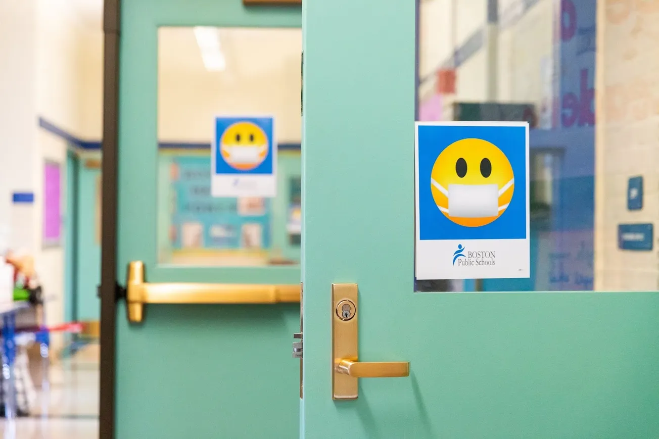 Comisión de Salud de Boston recomienda mantener mascarillas en escuelas