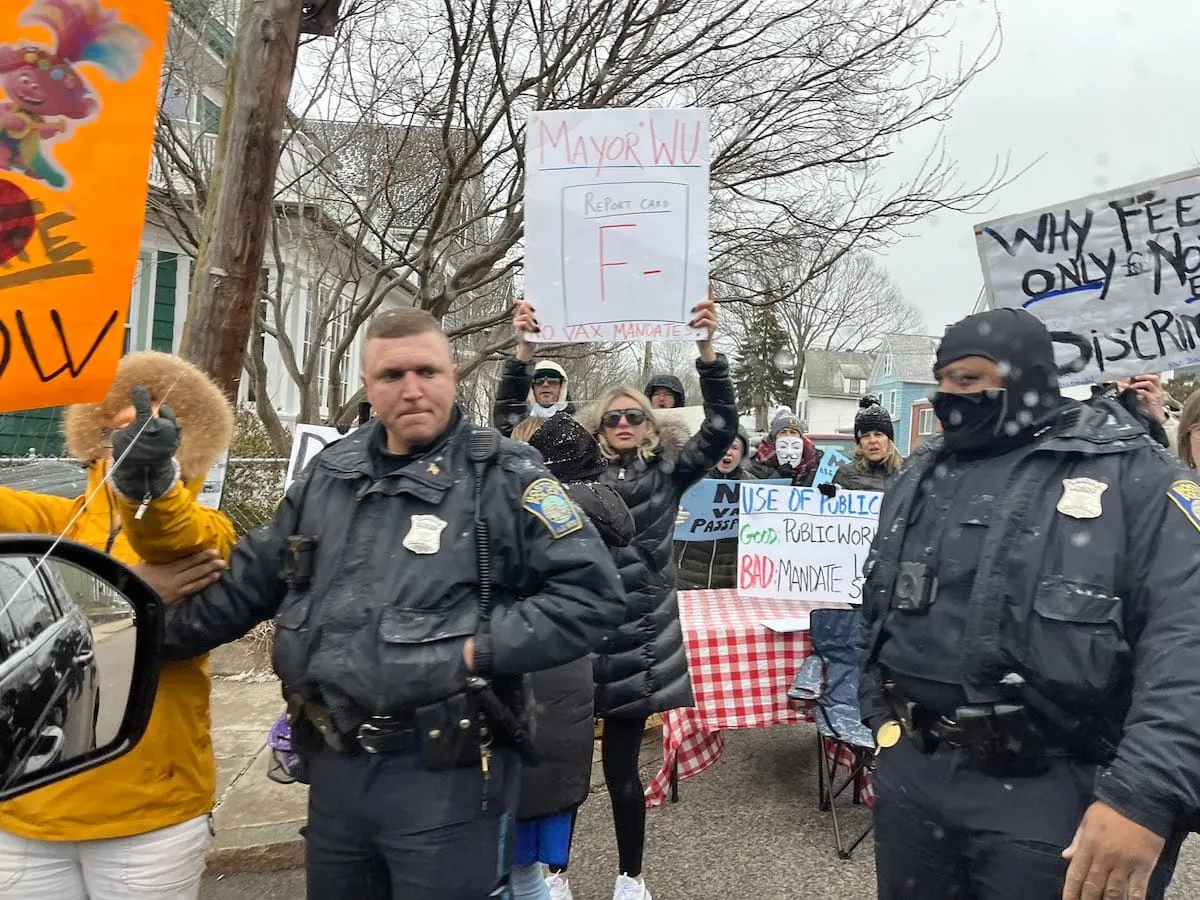 Ayuntamiento de Boston aprueba orden que limita protestas en zonas residenciales