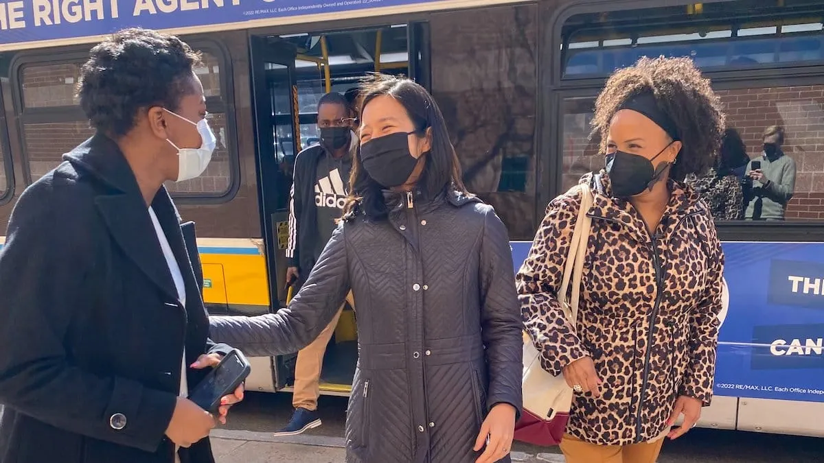 Michelle Wu junto a la exalcaldesa Kim Janey tomando el bus de la MBTA gratis para llegar a Roxbury.