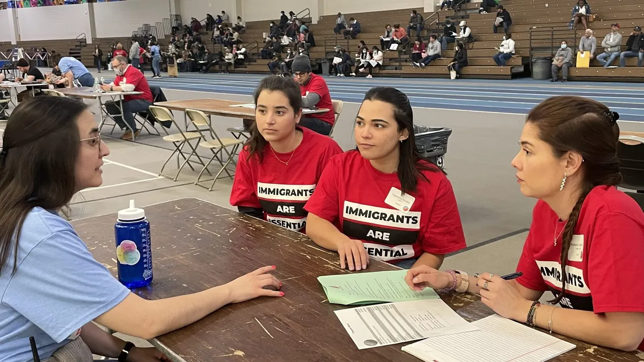 De izquierda a derecha: Carol León de la Oficina de Migración del Municipio de Boston, la abogada Natalia Gutiérrez; Valentin