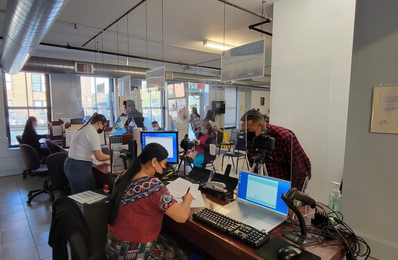 Falta de personal y falla de impresoras retrasan pasaportes de guatemaltecos en el consulado