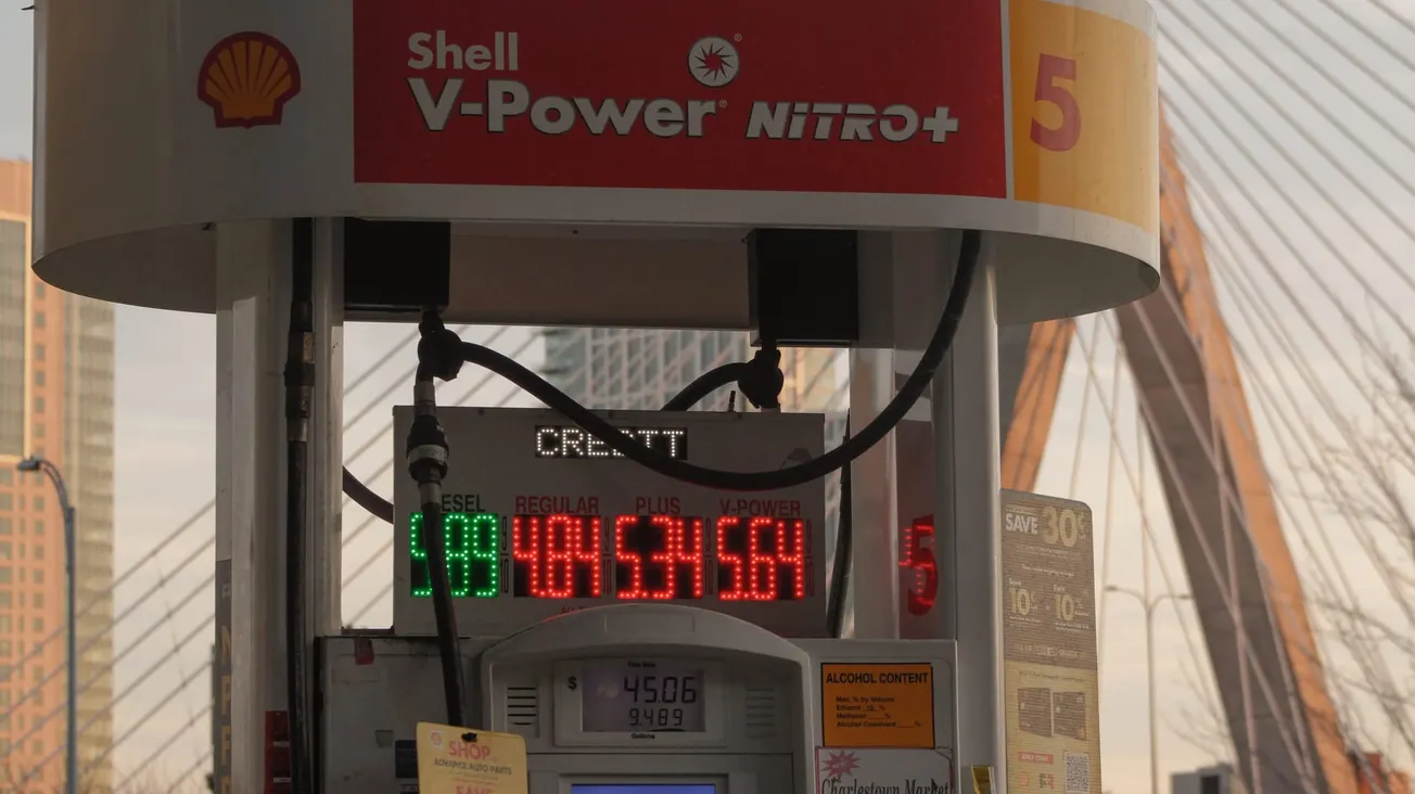 Los altos precios de la gasolina nos afectan a todos los residentes de Massachusetts, ¿cuál es la solución?