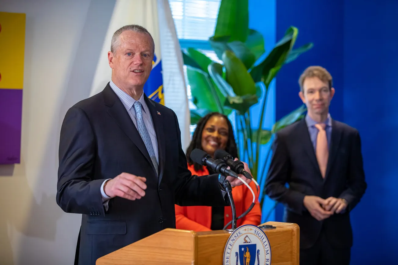 El gobernador Charlie Baker anuncia nueva ronda de pagos para los trabajadores esenciales de Massachusetts.