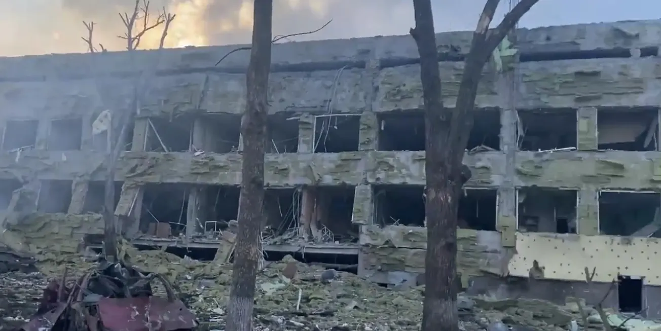 Ataque aéreo ruso impacta en una maternidad de Mariupol, Ucrania
