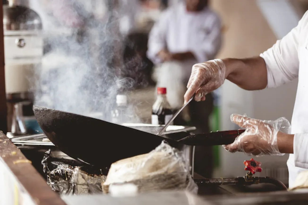 Restaurantes asiáticos buscan trabajadores en Massachusetts.