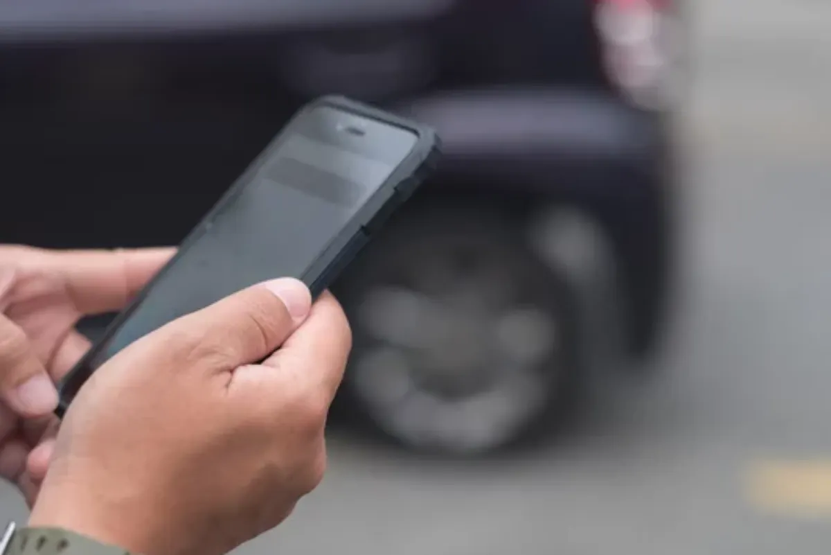 Uber y Lyft suben tarifas por aumento del precio de gasolina