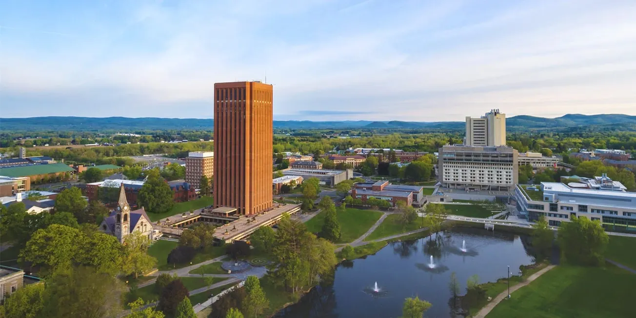 Una vista aérea del campus de UMass Amherst. (Foto: LinkedIn University of Massachusetts Amherst)
