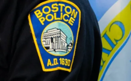 Policía arresta a niño de 13 años que conducía con un arma cargada