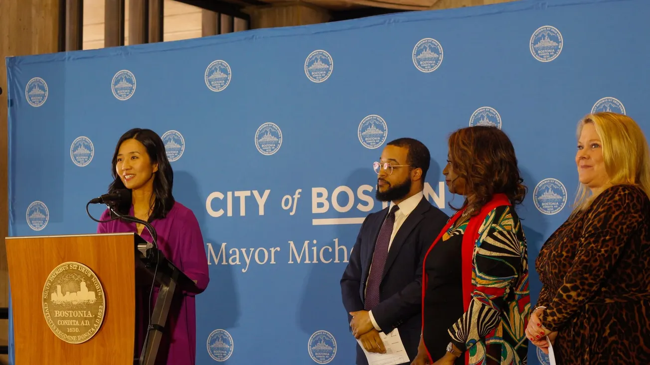 Alcaldesa Michelle Wu Proclamando el 4 de abril como día “All Inclusive Day” en el City Hall Boston, Segun Idowu, jefe de opo