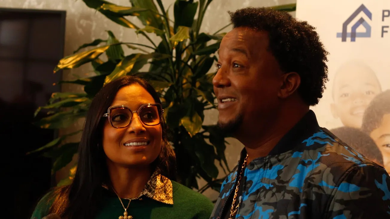 Pedro Martínez y su esposa Carolina Martínez compartiendo con los corredores que representaron a la fundación en la maratón.