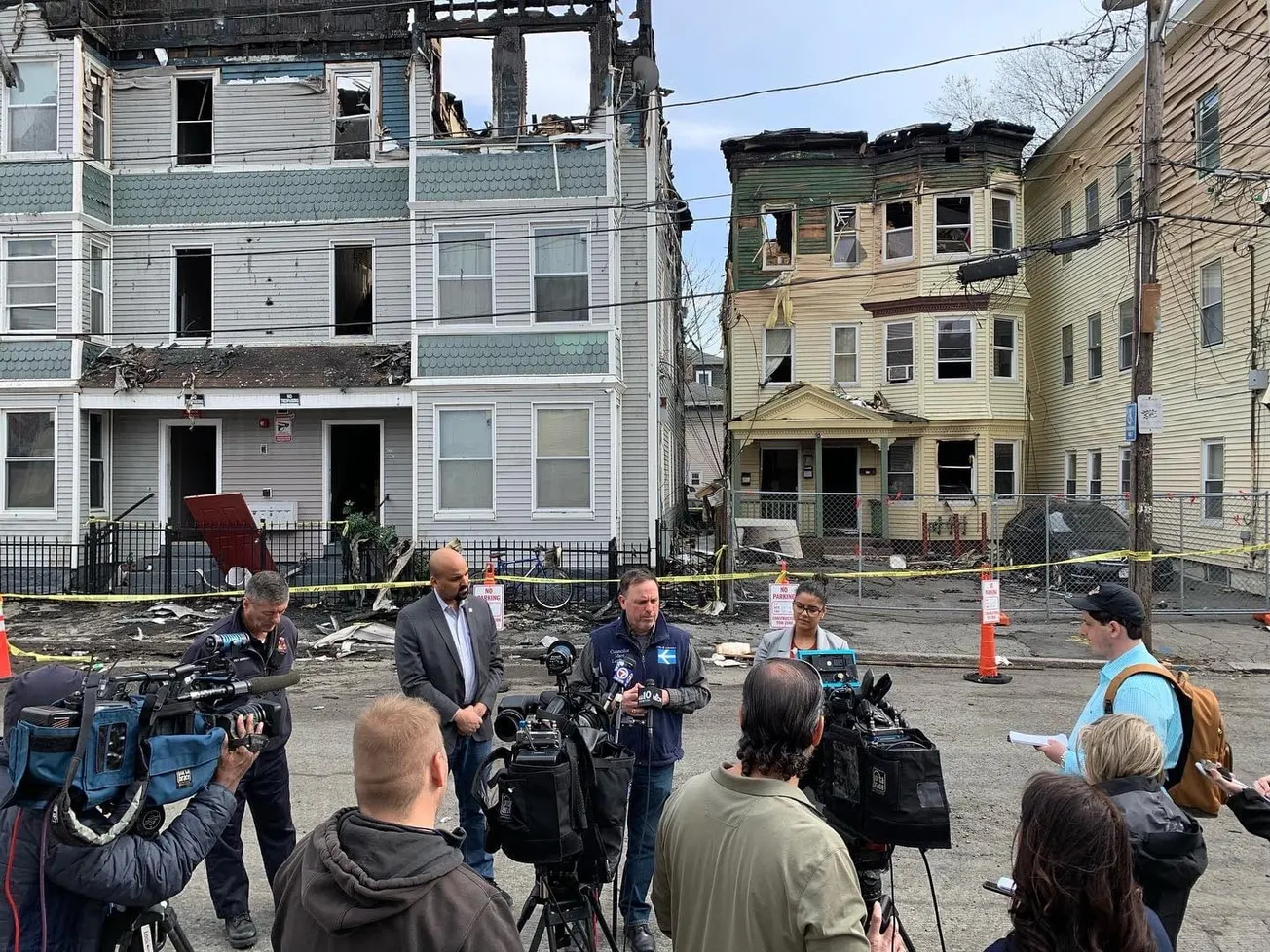 Más de 70 personas desplazadas por incendio en Lawrence