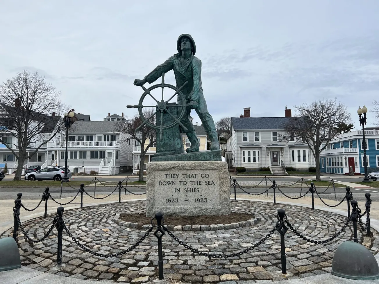 El Gloucester Fisherman's Memorial es una escultura histórica ubicada frente al mar