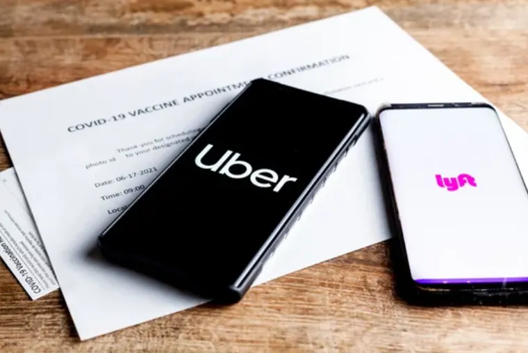 Uber y Lyft eliminan requisitos de mascarillas