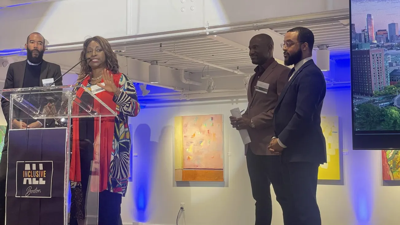 De izquierda a derecha Daren Bascome, director general y fundador de Proverb; Glenn Jonnes, presentador de noticias y periodi