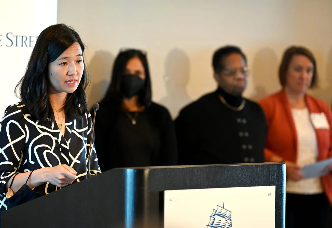 Wu amplía programas de Early College en escuelas públicas