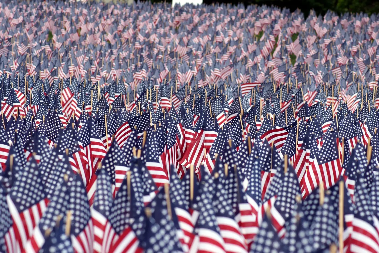Plantan 37,000 banderas en Boston Common para Memorial Day