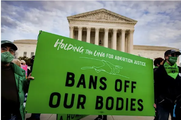 Activistas pro elección protestan fuera de la Corte Suprema de los Estados Unidos mientras la corte superior se prepara para