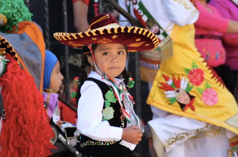 CULTURA. Con orquestas, trajes de colores y mosquetones, miles de personas festejan el Carnaval de Puebla en Filadelfia, que