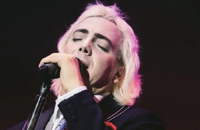 Más de uno quedó sorprendido con el look de Cristian Castro. @crsitiancastro