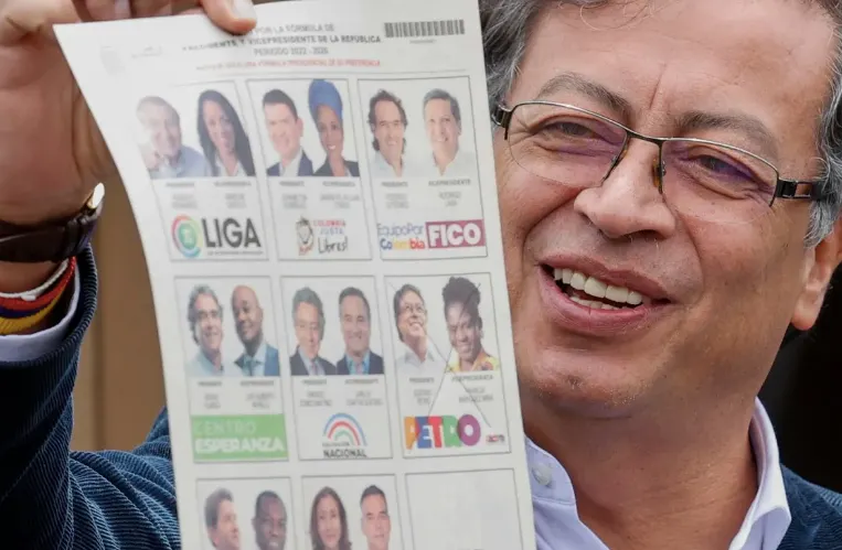 POLÍTICA. Gustavo Petro llegó sin identificación a su centro electoral/EFE