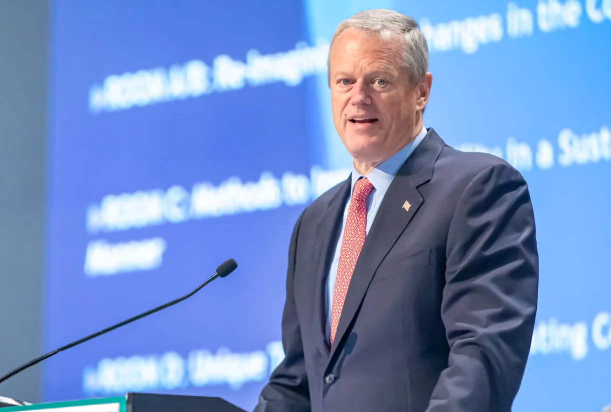 Baker veta proyecto de licencias de conducir para inmigrantes