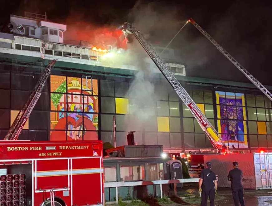 Incendio afecta antiguo hipódromo Suffolk Downs en East Boston