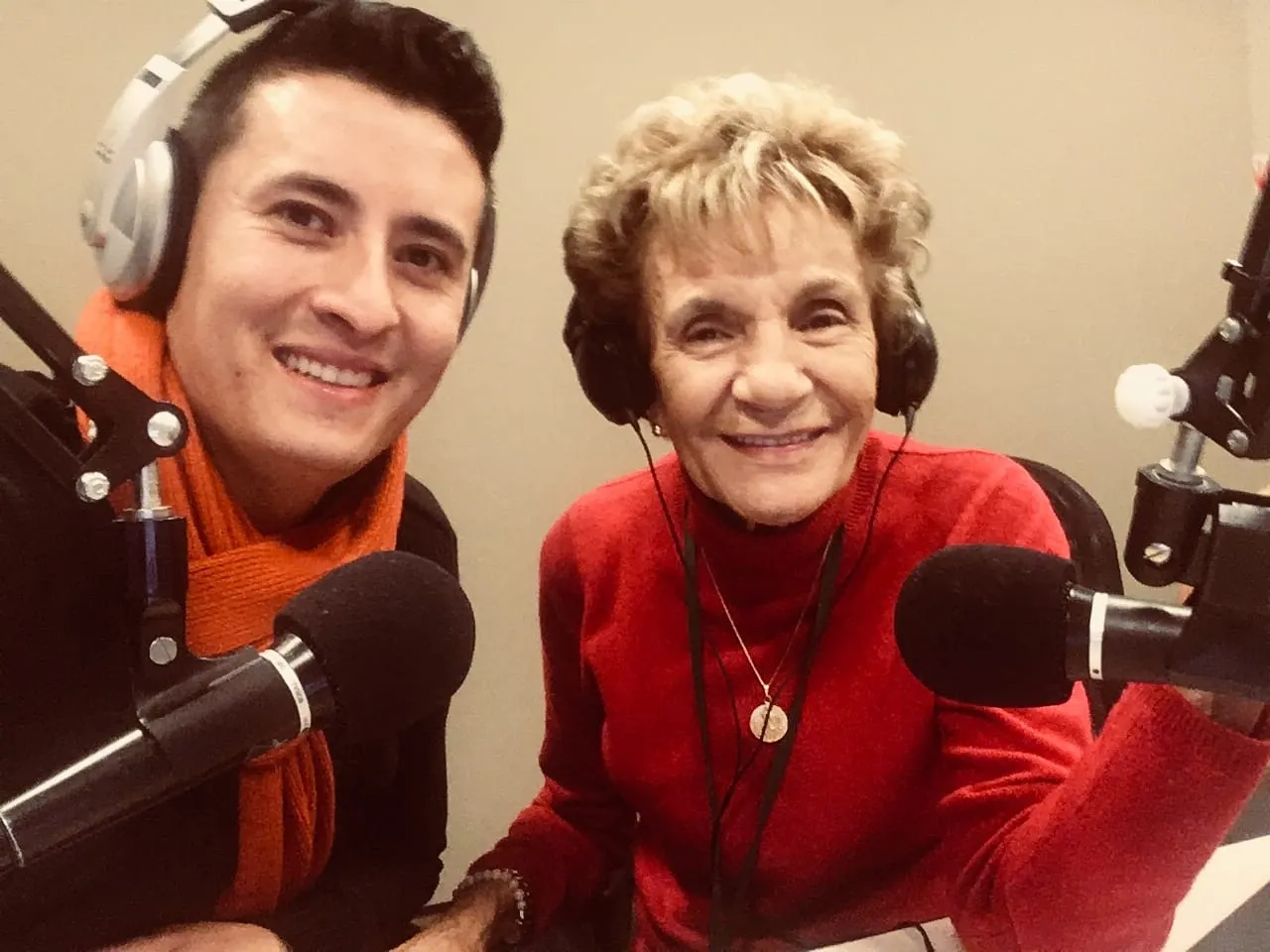 Isabel Domeniconi en su programa “Radio Atlántica de Boston”. Foto: Alexander Pérez.