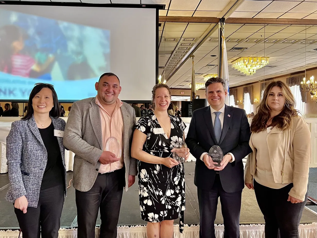 De izquierda a derecha: miembro de la junta de Housing Families, Ann Chen Wu; administrador de casos de La Colaborativa, Germ