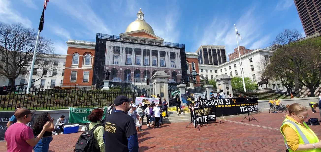 Senado aprueba licencias de conducir para indocumentados de Massachusetts