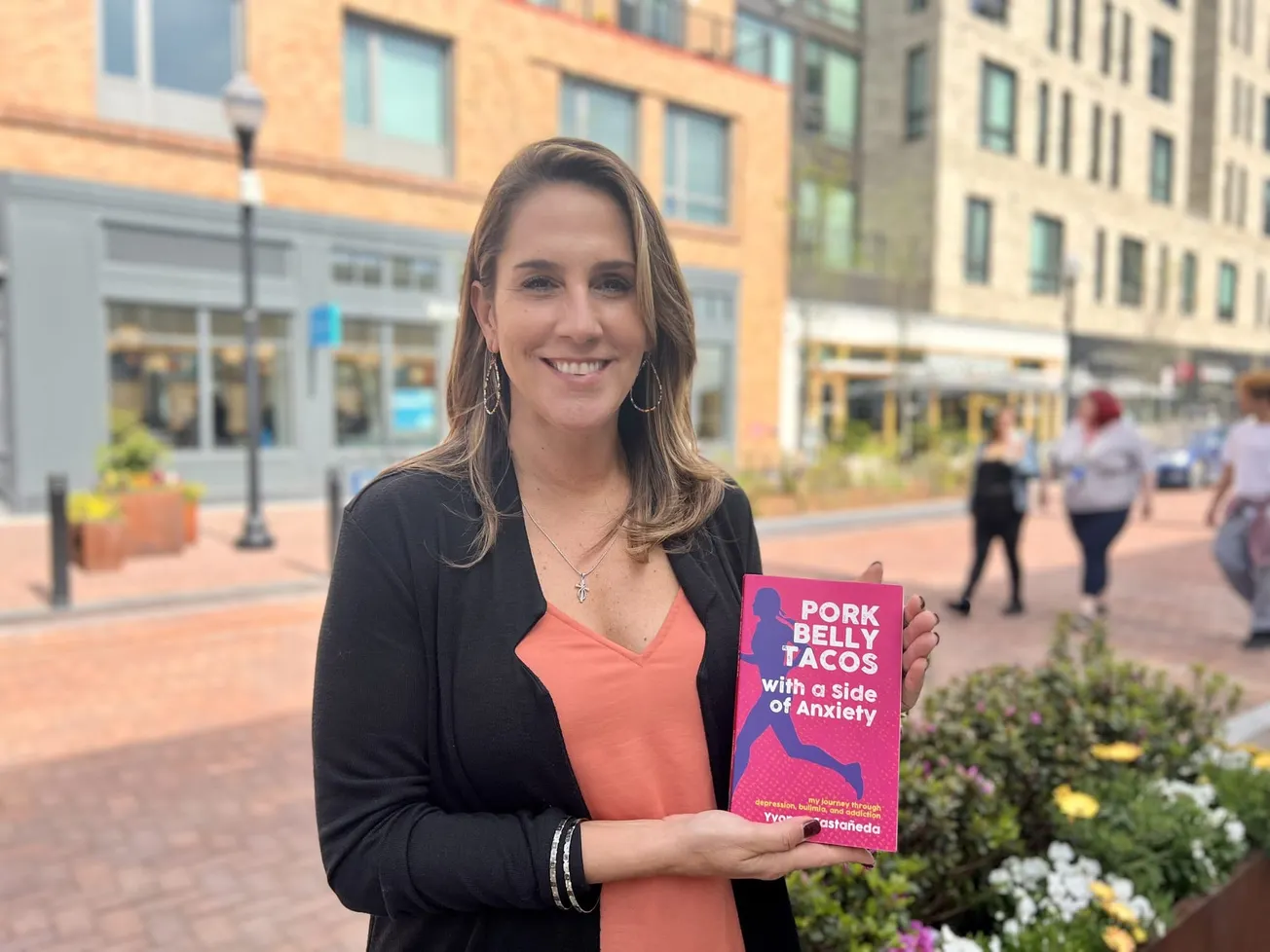 Yvonne Castañeda, autora de «Pork Belly Tacos with a Side of Anxiety» y profesional de la salud mental en el BCSSW. Foto: Ros
