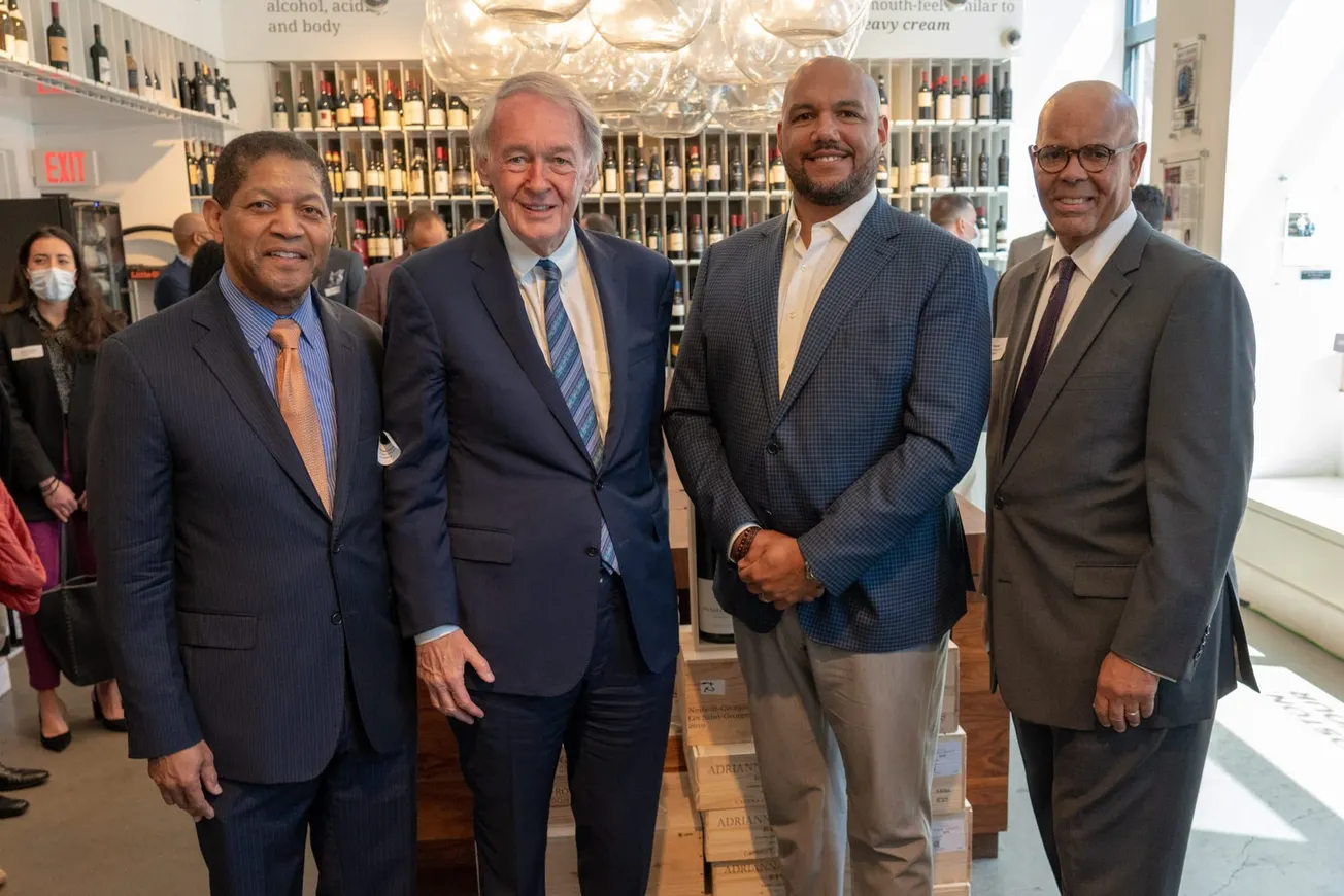 De izquierda a derecha: director de proyectos Micheal Granger; senador, Ed Markey; fundador y CEO de Urban grape, TJ Douglas
