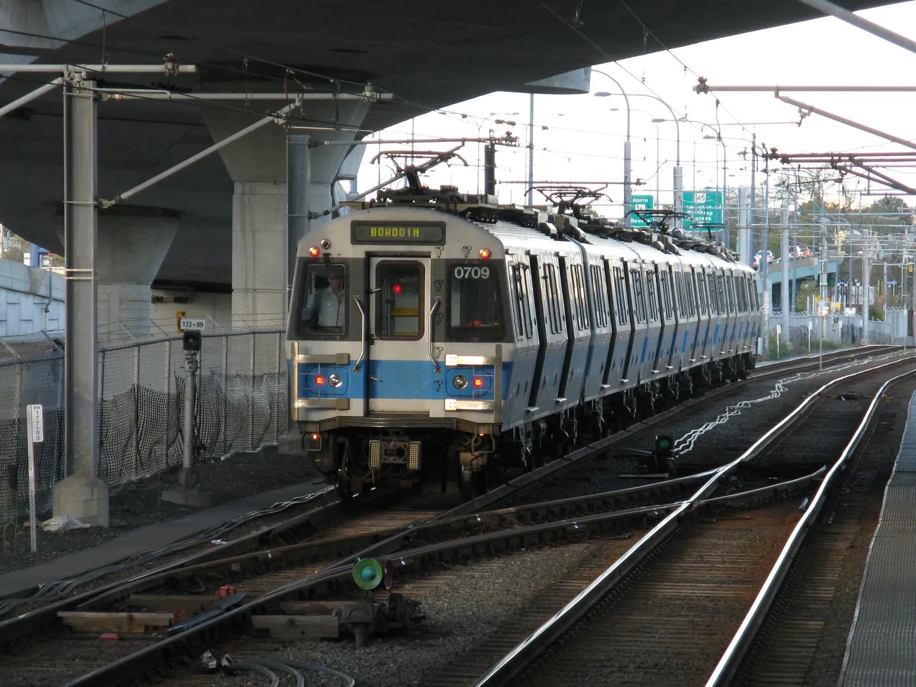 MBTA recorta servicios de tres líneas durante el verano