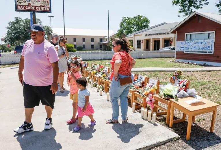 La gente sigue rindiendo respeto a las víctimas en una guardería de Uvalde donde las sillas representan a cada víctima como u