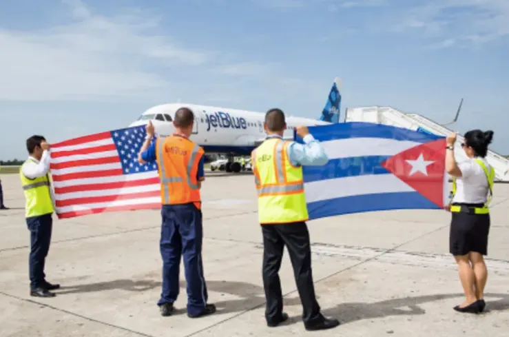 Tripulantes en el Aeropuerto Internacional Santa Clara Abel Santamaría en Cuba dan la bienvenida al vuelo 387 de JetBlue el m