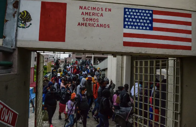 TIJUANA (MÉXICO), 23/05/2022.- Un grupo de Migrantes, de origen haitiano, buscan información en el albergue Espacio Migrante