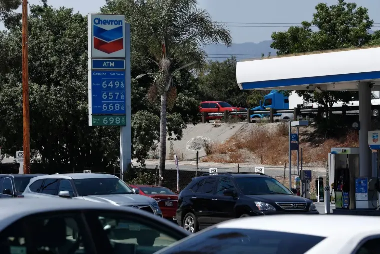 PRECIOS. Una gasolinera Chevron tuvo el precio de la gasolina regular en 6,49 dólares por galón, en Los Ángeles, California,