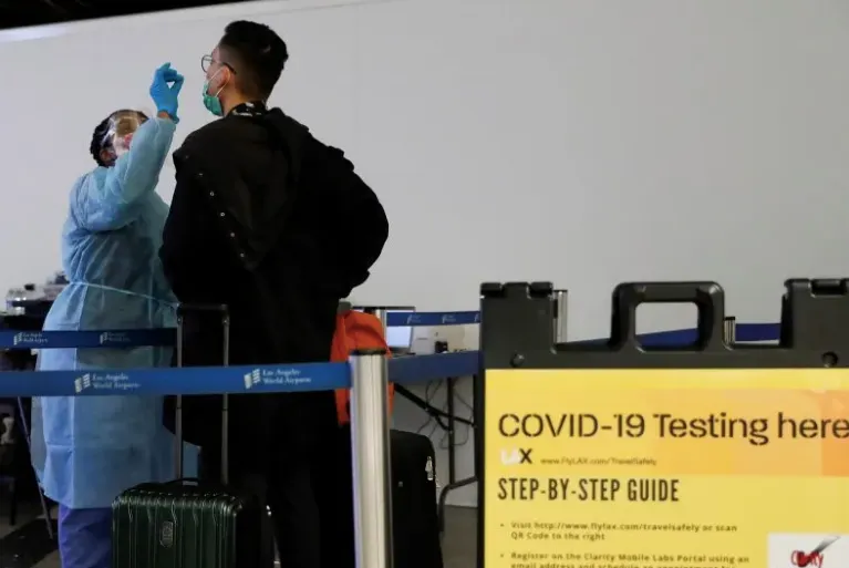 Antes de las reuniones familiares, puede buscar una prueba de COVID-19. | Foto: Efe.