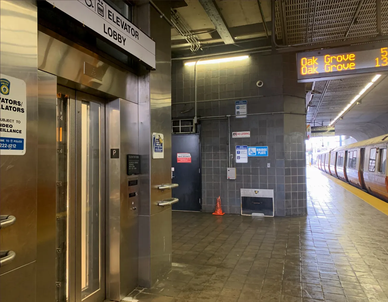 MBTA colocará sensores antiorina en elevadores