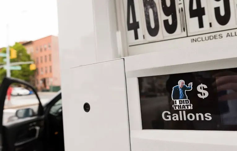 Una pegatina del presidente de EE.UU., Joseph Biden, que dice "Yo lo hice" en un surtidor de gasolina en el barrio de Brookly