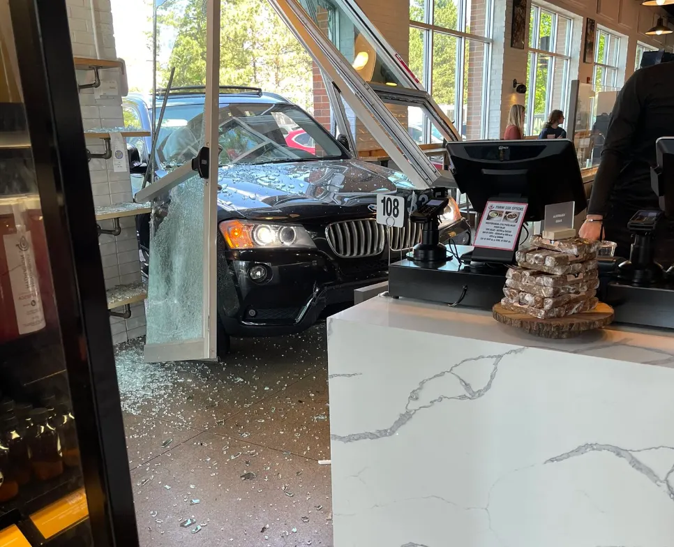 Carro se estrella contra Pressed Café en Newton